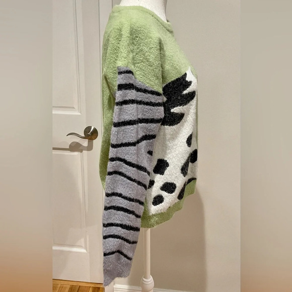 Women’s Multi Animal Print and Multicolor Fuzzy Sweater Size Medium - Picture 5 of 9